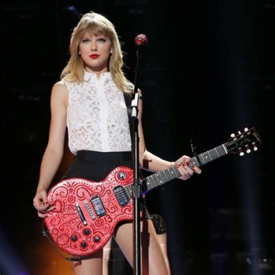 does taylor swift really play guitar on stage does taylor swift use a robot to play the guitar?